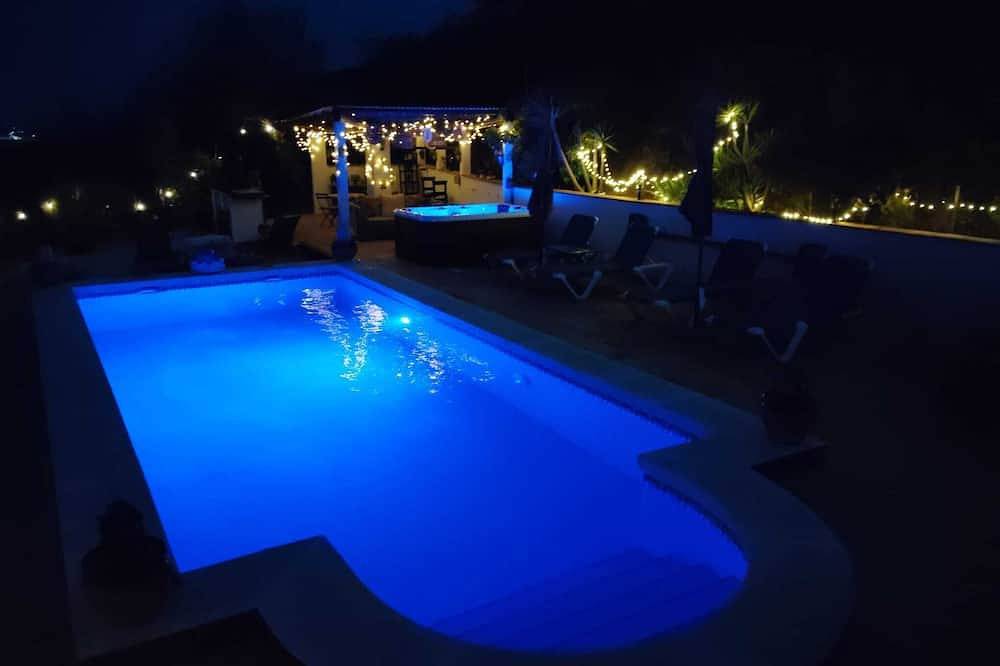 Ganze Wohnung, Great 1 Bedroom Studio with wonderful views, Swimming Pool and Jacuzzi in Comares, Málaga Provinz