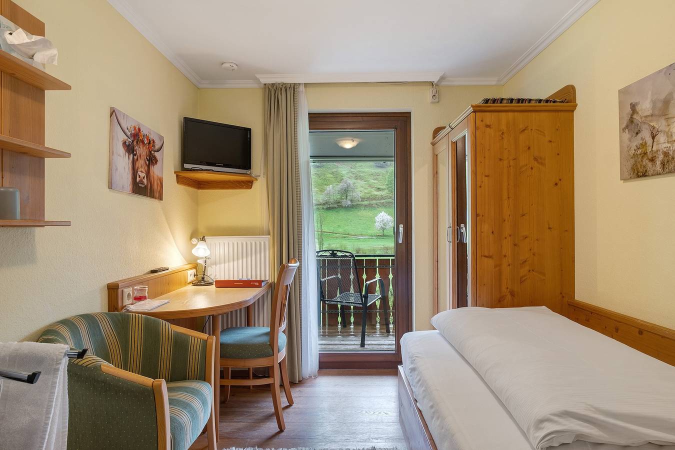 Zimmer 'Zimmer 3 Mit Balkon' mit Bergblick, Gemeinschaftsterrasse und Wi-Fi in St. Blasien, Südschwarzwald