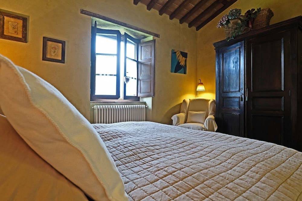 Entire apartment, Romantic apartment in Tuscany country side villa, wonderful view in the nature in Pieve Fosciana, Garfagnana