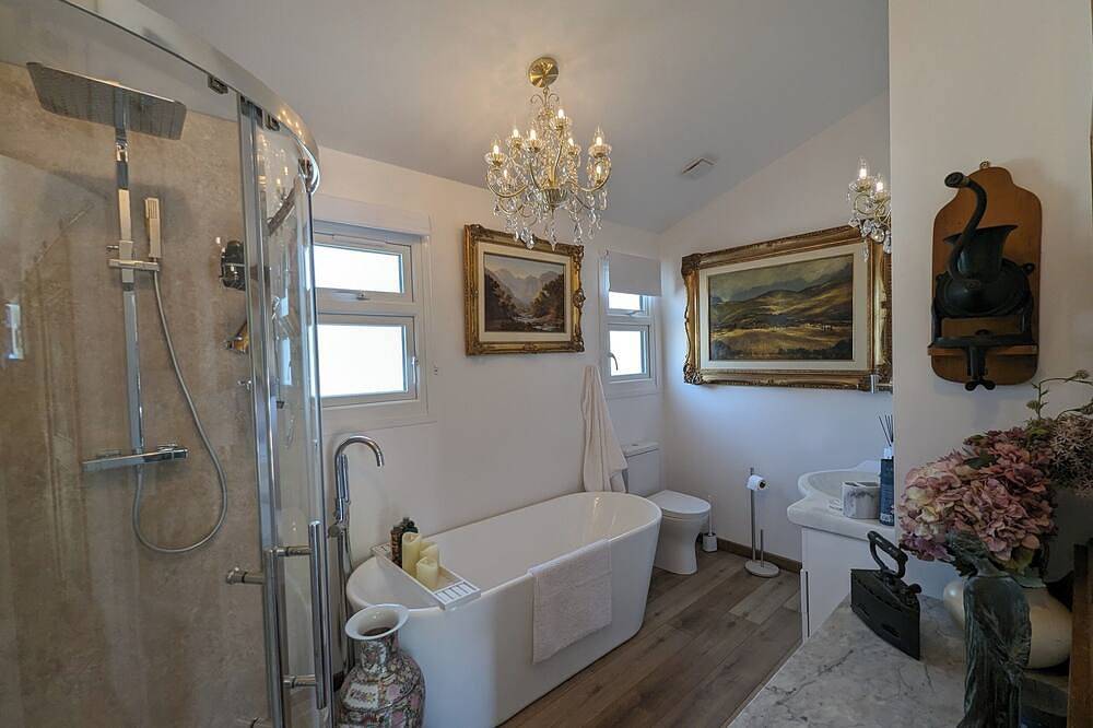 Tamanzi Taggs, floating home on idyllic island & sauna -Hampton Court & Richmond in Richmond upon Thames, London
