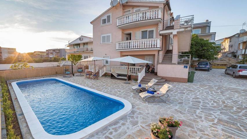 Ferienwohnung für 7 Personen, mit Garten und Pool in Vodice