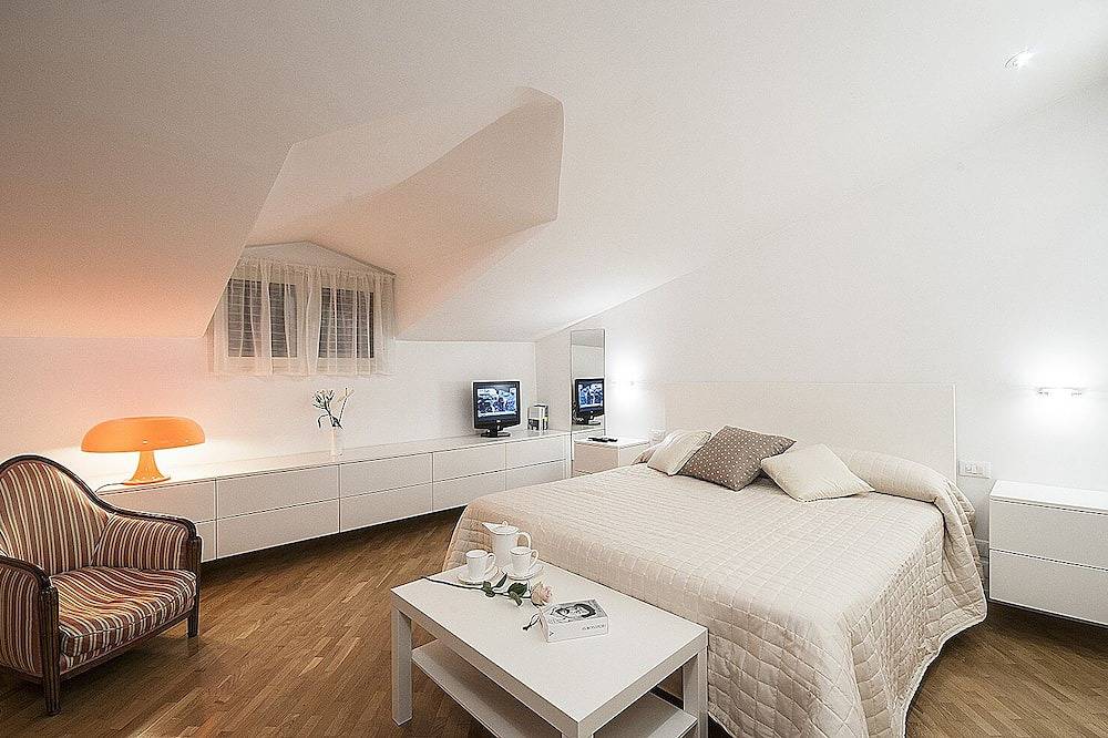 Entire apartment, La Finestra Sulmò, panoramic apartment in Sulmona overlooking the historic center in Sulmona, L'Aquila Province