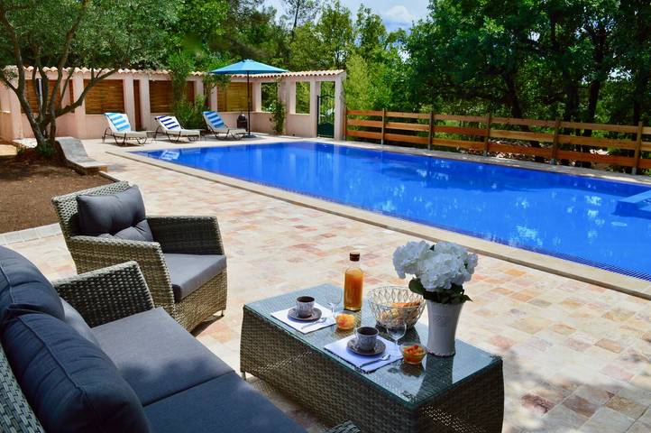 Gîte pour 6 personnes, avec piscine et jacuzzi, adapté aux familles à Lorgues - 2