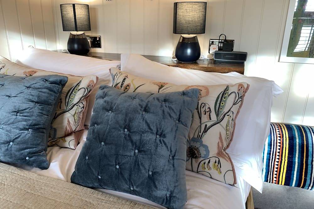 Luxury heated shepherd's hut in field location. in Yate, Gloucestershire du Sud