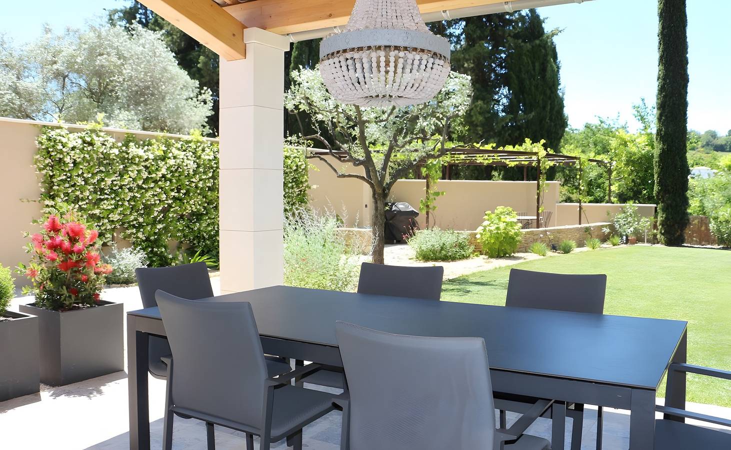 Holiday Home 'Maison Les Hirondelles' with Shared Pool, Wi-Fi and Air Conditioning in Mirabel-aux-Baronnies, Nyons region