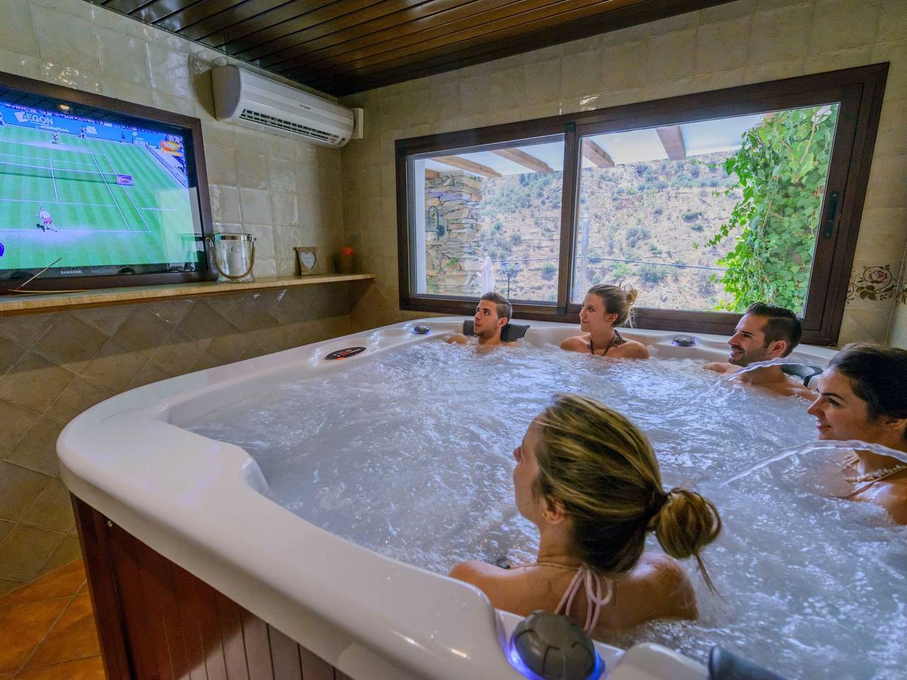 Haus mit integrierter Felswand und Jacuzzi in Laroya, Provincia de Almería