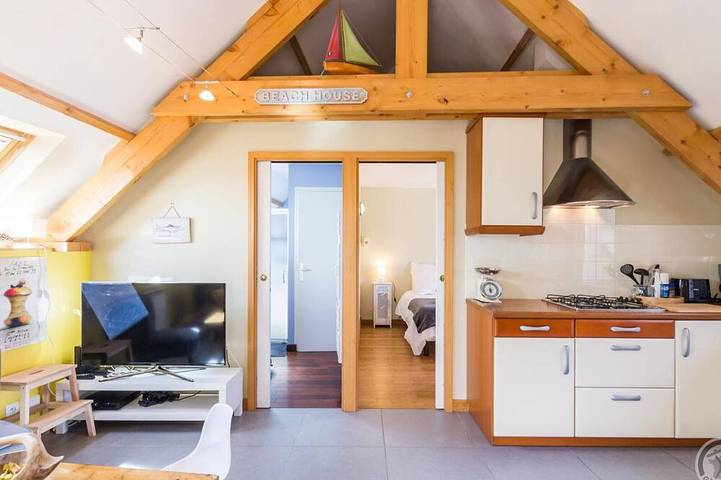 Ganze Wohnung, Gemütliches Eigenständiges Haus mit Blick auf die Bucht, Haustiere erlaubt, Parkplatz in Regnéville-sur-Mer, Coutances und Umgebung
