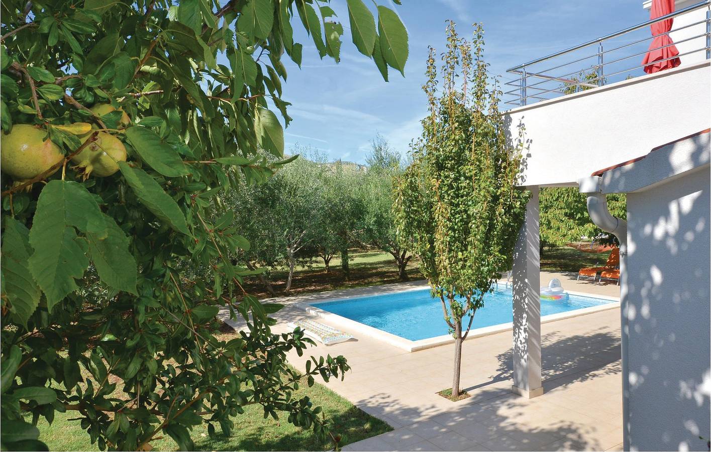 Gemütliche 2-Zimmer-Wohnung mit beheiztem Pool, in der Nähe des Strandes von Divulje in Trogir, Split-Dalmatien