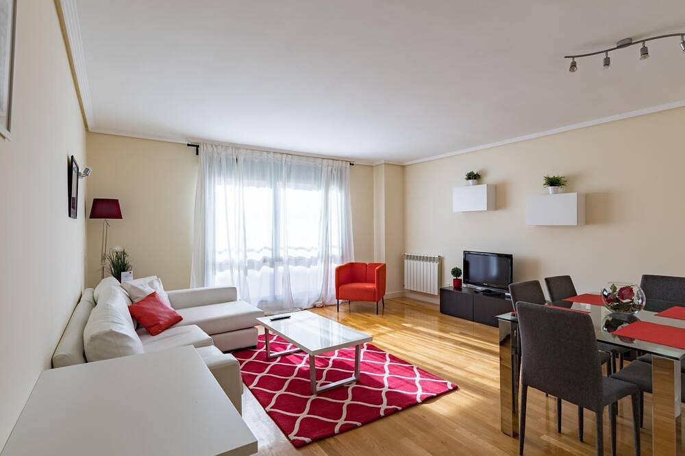 Entire apartment, Las Tablas - 3 Bedrooms with terrace in Punto de Atención al Ciudadano, Madrid