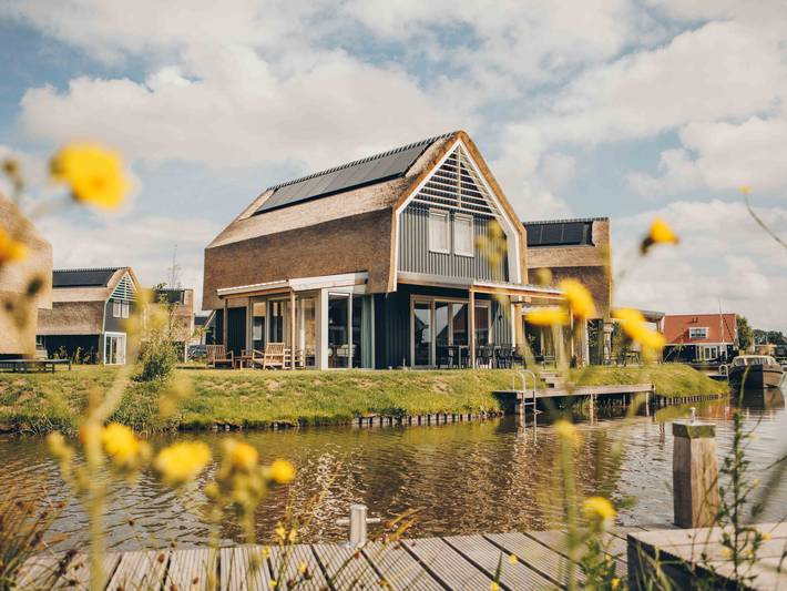 Vakantiehuis voor 8 personen, with Terras and Sauna as well as Uitzicht op het meer in Heeg