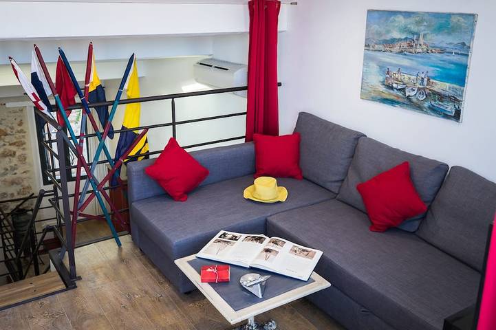 Appartement entier, Charmant loft-coeur vieille ville piétonne -terrasse vue mer- 100m mer&remparts in Antibes, Côte méditerranéenne (France)