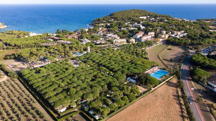 Bungalow para 4 personas, con Terraza además de Jardín y Piscina en Palamós
