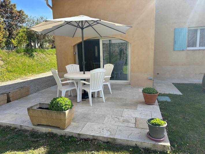 Gîte pour 3 personnes, avec terrasse ainsi que piscine et vue à Peypin-d'Aigues