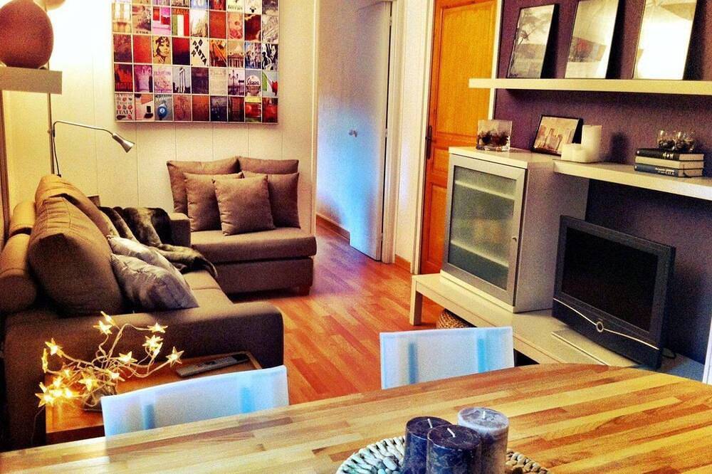 Entire apartment, Studio 2 rooms Pool, Cadí Views, Gym and Games Area in Enveitg, Prades region