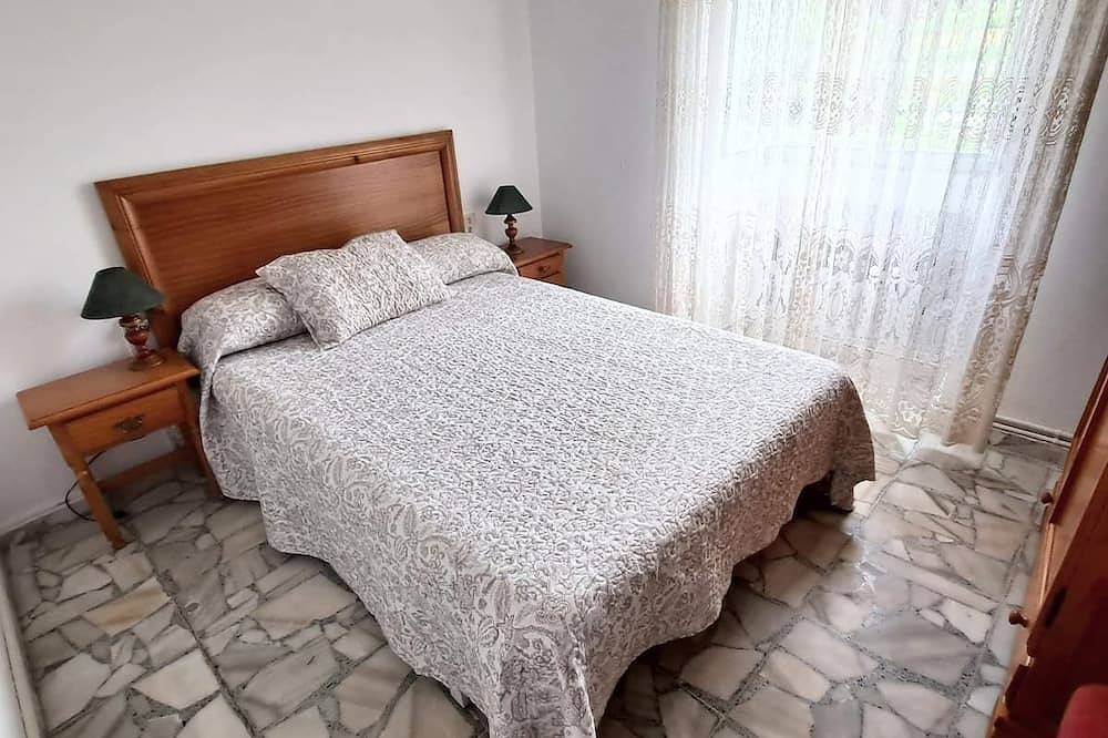 Entire apartment, First floor apartment of 85 m² (85 sqm), 3 rooms with yard in San Salvador de Poio, Poio