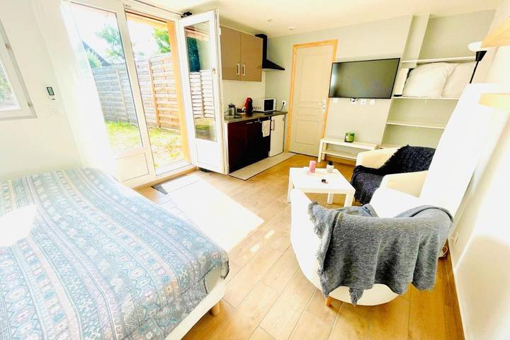 Gîte pour 2 personnes, avec terrasse ainsi que vue et jardin à Claye-Souilly - 4