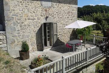 Gîte pour 5 personnes, avec terrasse et jardin à Parlan