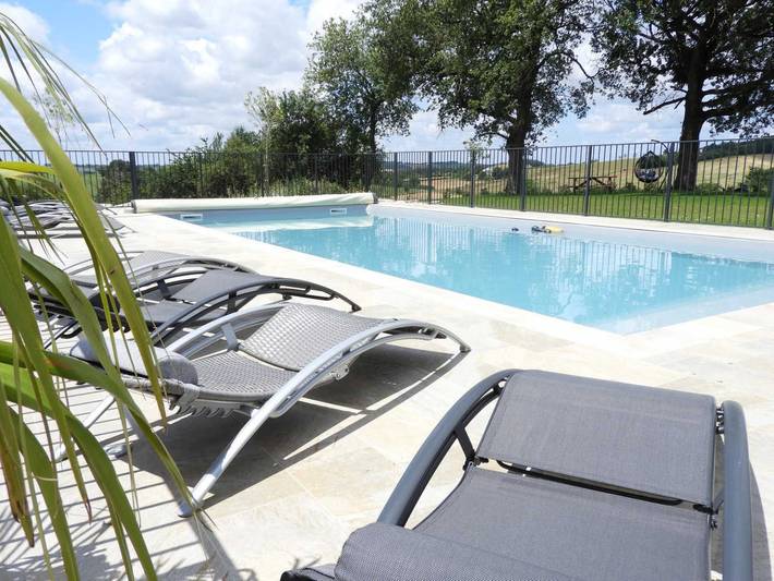 Gîte pour 14 personnes, avec Jacuzzi et Terrasse ainsi que Jardin et Piscine à Labastide-Dénat