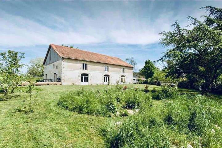 Location de vacances pour 6 personnes, avec jardin ainsi que terrasse et vue à Jau-Dignac-et-Loirac
