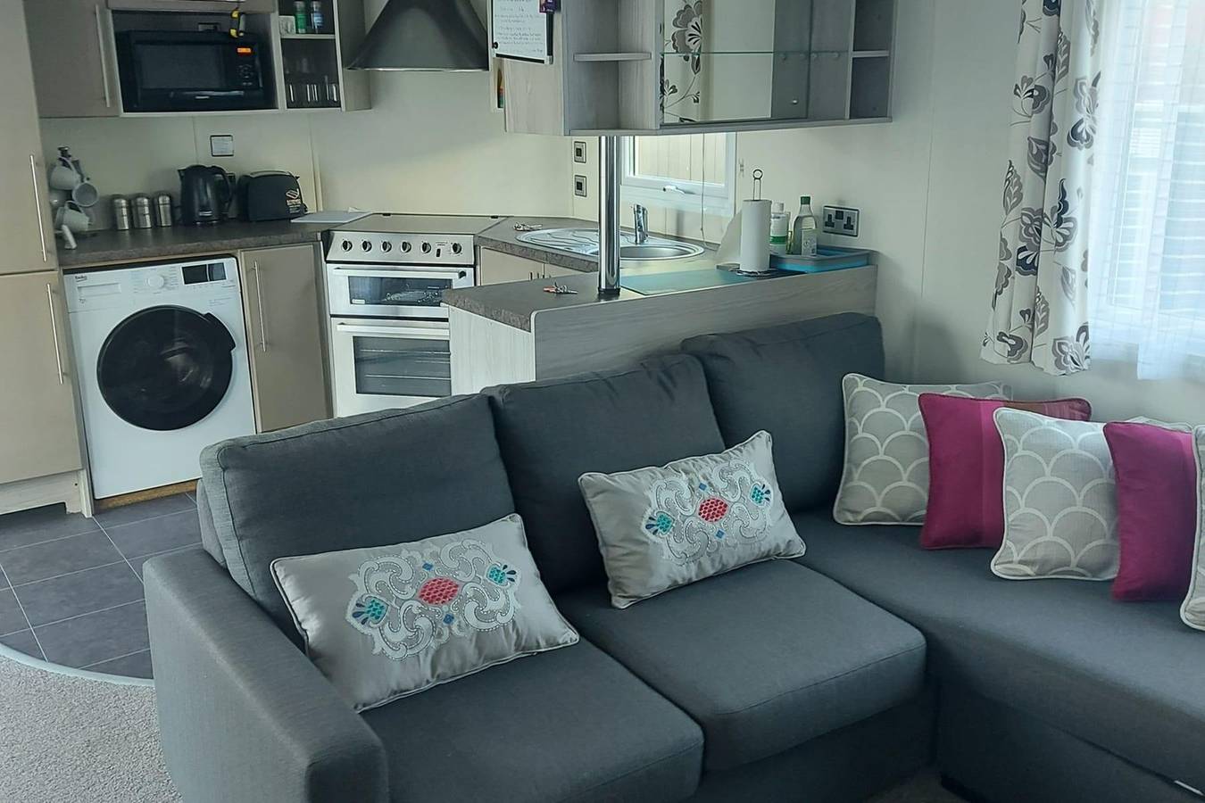 Lodge - Sleeps 6 with Pool Access in Hastings, Sussex Oriental