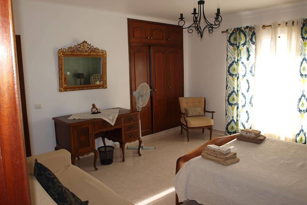 Large Villa with Private Pool, Central Location in Albufeira, Faro District