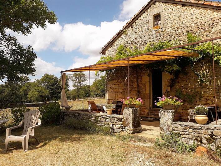Gîte pour 4 personnes, avec vue et terrasse ainsi que jardin et piscine