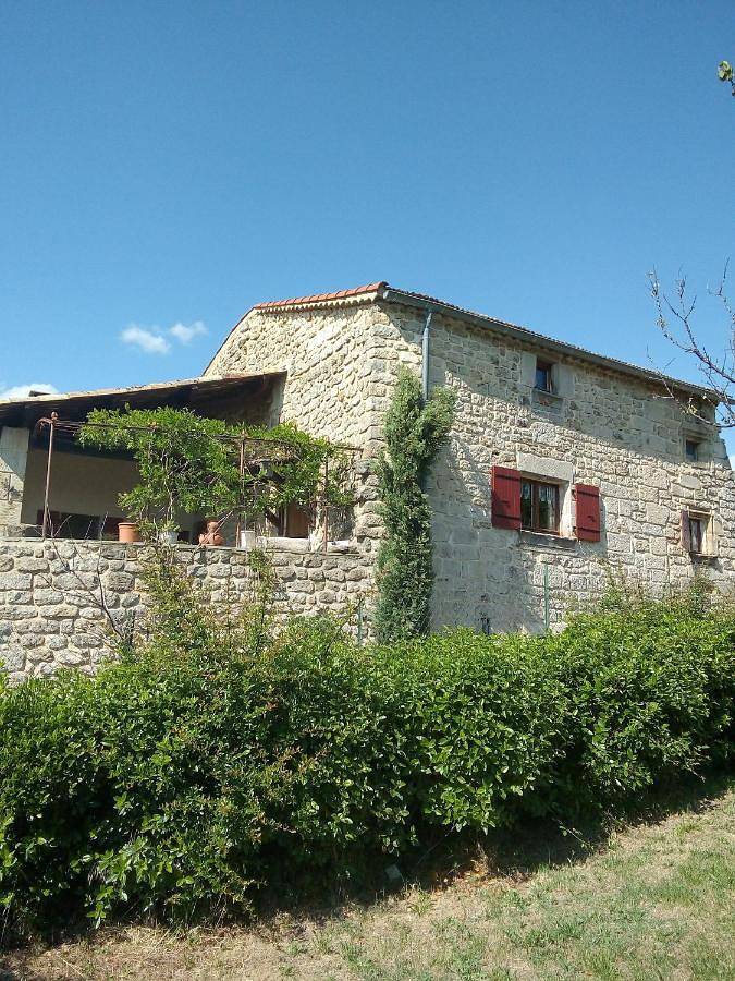 Location de vacances pour 5 personnes, avec terrasse ainsi que vue et jardin, animaux acceptés à Ailhon - 2