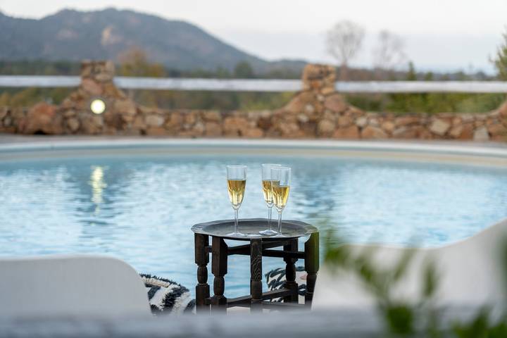 Location de vacances pour 4 personnes, avec terrasse ainsi que vue et jardin à Cala Liberotto