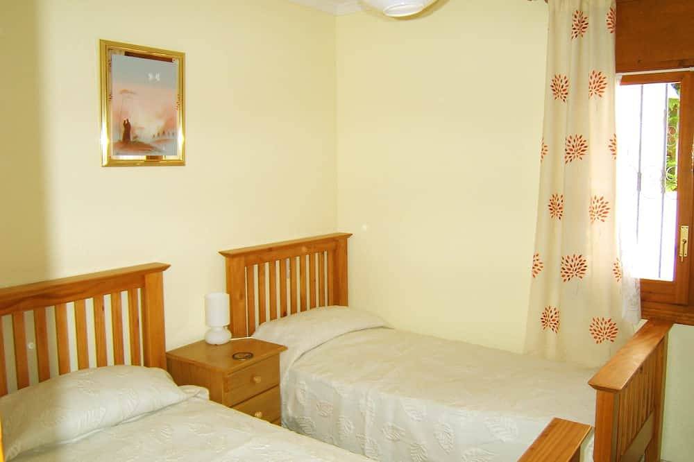 Air Con Villa, piscina, barbacoa, Wifi gratuito, Bonmont Golf 4 millas, playa 1 milla in Montroig, Costa Dorada