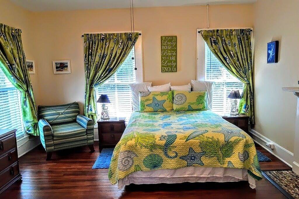 Ganze Wohnung, 2 br 1ba Apartment im Kolonialstilhaus (Triplex), Baujahr 1928 in Brunswick, Glynn County