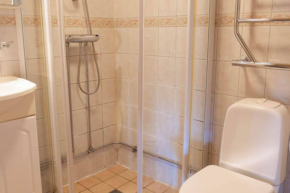 House with hot tub on the beach near Stockholm in Kummelnäs, Nacka