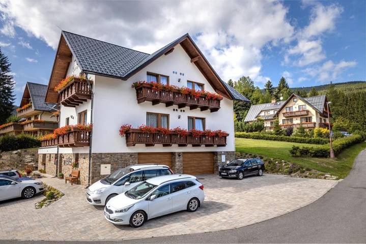 Ferienhaus für 4 Personen, mit Balkon und Terrasse sowie Garten und Ausblick in Spindlermühle