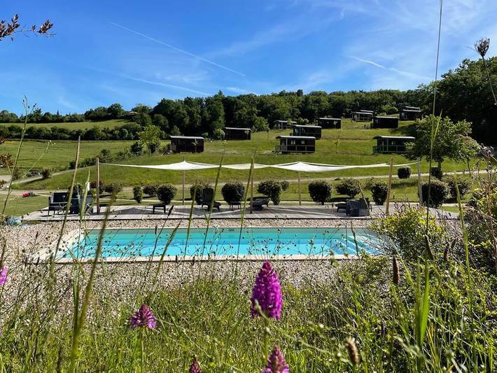 Camping pour 4 personnes, avec Jacuzzi ainsi que Piscine et Sauna dans le Gers
