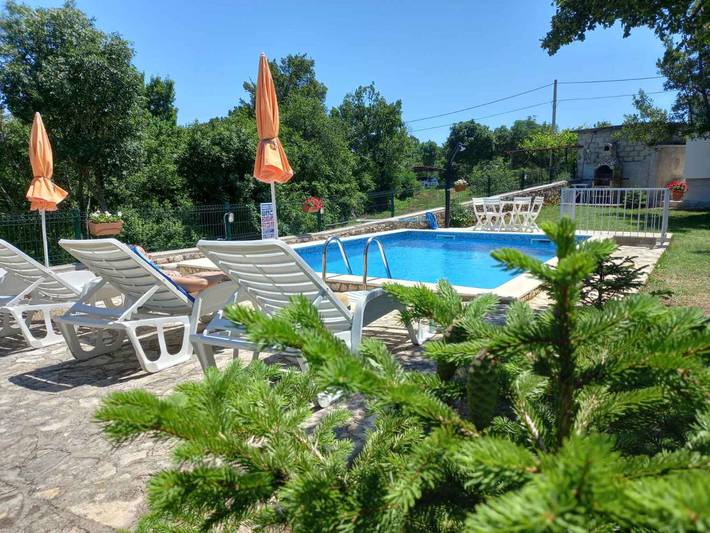 Vakantiehuis met zwembad omgeven door natuur in Labin , Oostkust Istrië