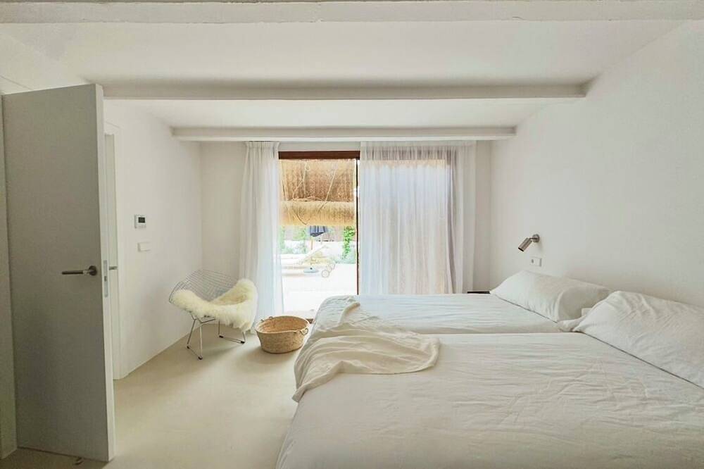 Mediterranean Villa in Puerto de Pollensa. Walking distance pinewalk Heated Pool in Puerto de Pollensa, Pollença