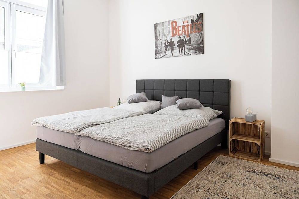 Entire apartment, ★Ko-Living - Beatles Suite | In the center | Up to 4 pers. | Record player ★ in Halle (Saale), Saale-Unstrut