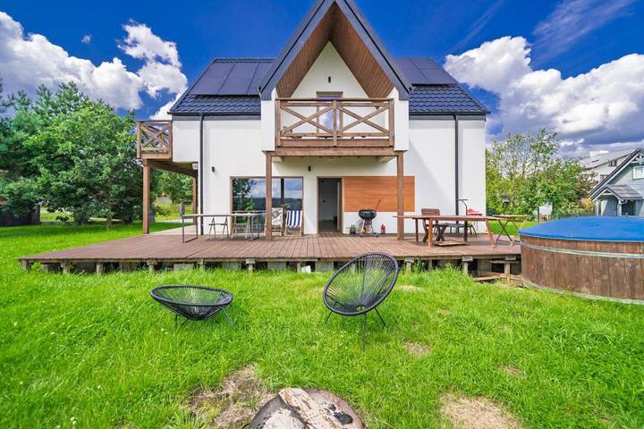 Dom dla 12 osób, z Balkon i Jacuzzi oraz Taras i Ogród w Chmielno