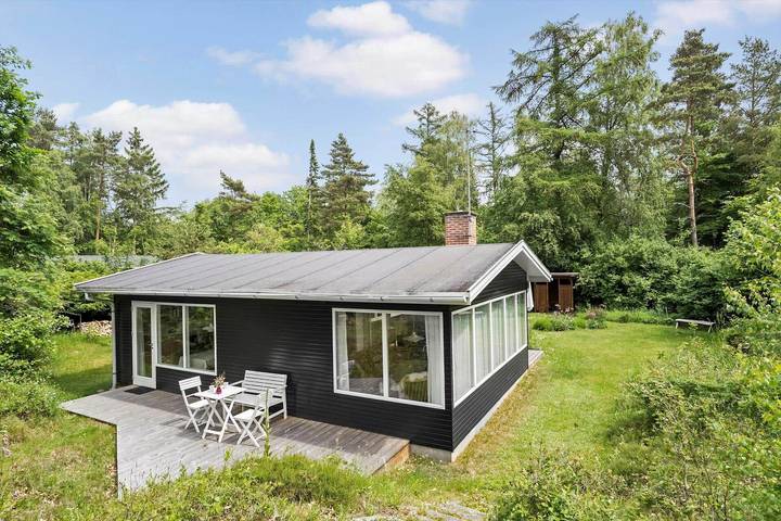 Ferieudlejning for 6 personer, med terrasse og have, børnevenlig i Asserbo