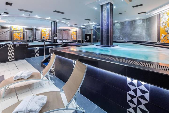 Hôtel pour 2 personnes, avec piscine et jardin dans Arinsal - 2