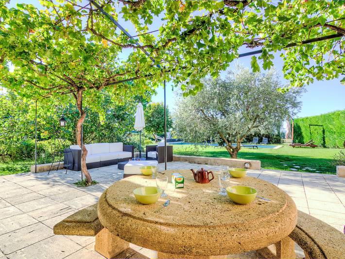 Location de vacances pour 9 personnes, avec terrasse et jardin à Cucuron - 4