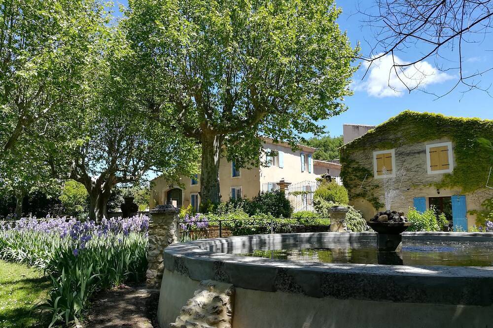 Appartement entier, Charmant colombier d'époque  avec piscine commune, platanes et fontaines in Apt, Parc naturel régional du Luberon