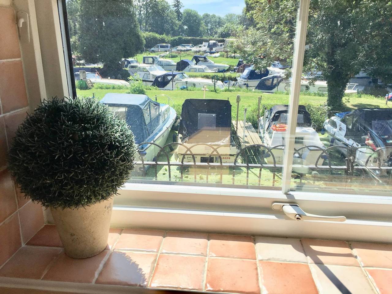 Entire vacation apartment, River Courtyard Ground Floor Apt 2Br Parking St Neots Town Centre in St Neots, Cambridgeshire