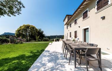 Ferienhaus für 10 Personen, mit Pool und Garten sowie Seeblick, mit Haustier in Costermano