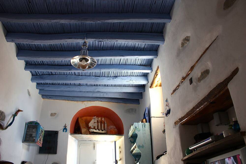 Traditionelles mittelalterliches Steinhaus in \"Ano Syros\" in Ermoupoli, Syros