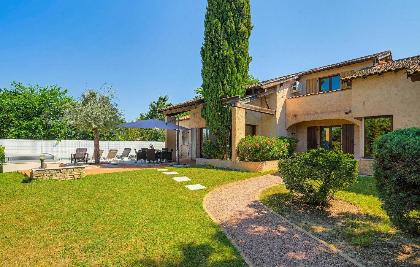 Appartement Garden Oasis avec piscine à 2km du centre de Meyzieu in Meyzieu, Lyon et ses environs