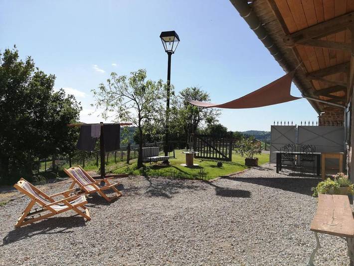 Location de vacances pour 6 personnes, avec terrasse ainsi que piscine et jardin à Nauviale