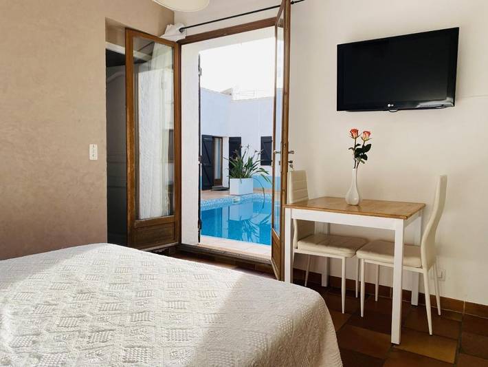 Location de vacances pour 4 personnes, avec piscine ainsi que terrasse et vue à La Crau - 2