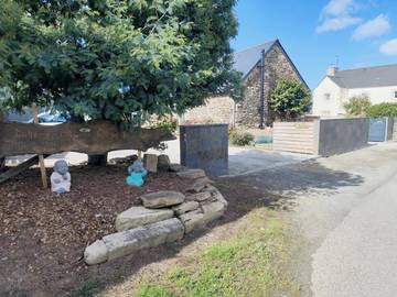 Gîte pour 7 personnes, avec piscine ainsi que jardin et vue, adapté aux familles à Plouigneau