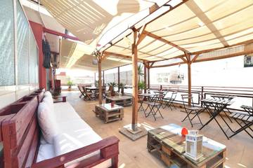 Cottage pour 3 personnes, avec terrasse ainsi que jacuzzi et piscine à Adrano