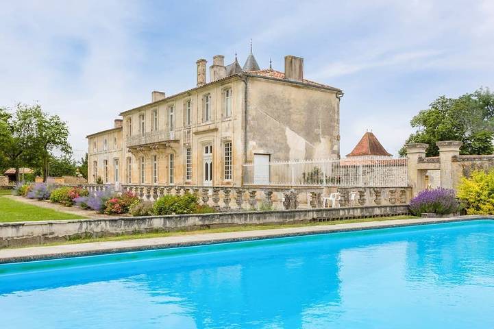 Gîte pour 38 personnes, avec Piscine à Belluire